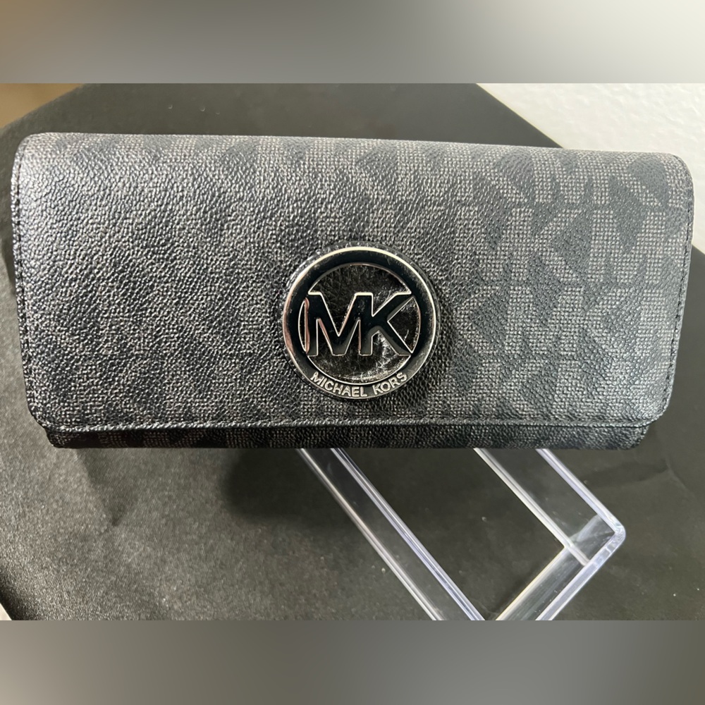 Michael Kors Woman’s Wallet.